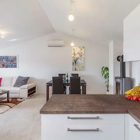 アパート Fiore ポレッチ