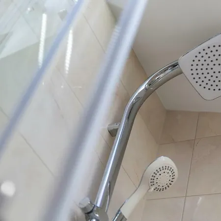 Fiore アパート ポレッチ